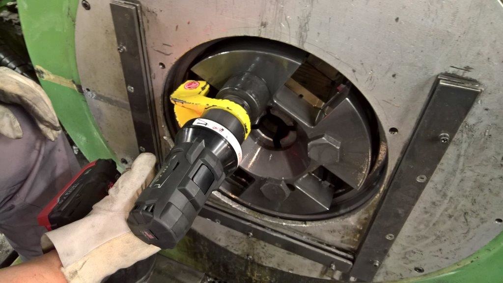 Akku-Drehmomentschrauber Serie VOLTA an Umformmaschine